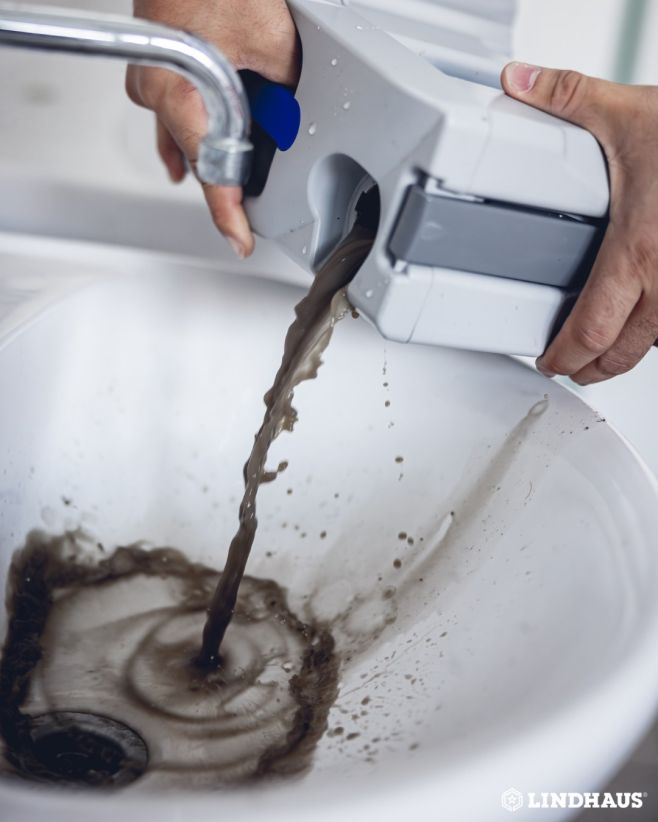 Hadrem tohle nevyčarujete. Přesně tohle vytáhne náš mycí stroj z podlahy po běžném „hadrovém“ úklidu. Mopy a kýble jen...