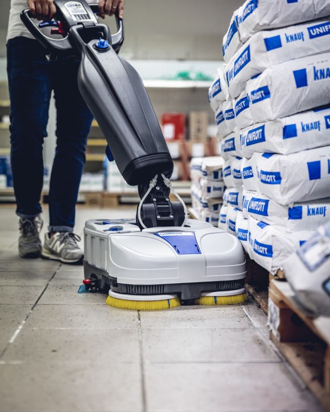 Každý den pomáháme i v úklidu prodejen, showroomů i autosalonů. Od obchodů s krmivy, přes stavebniny až po prémiové...