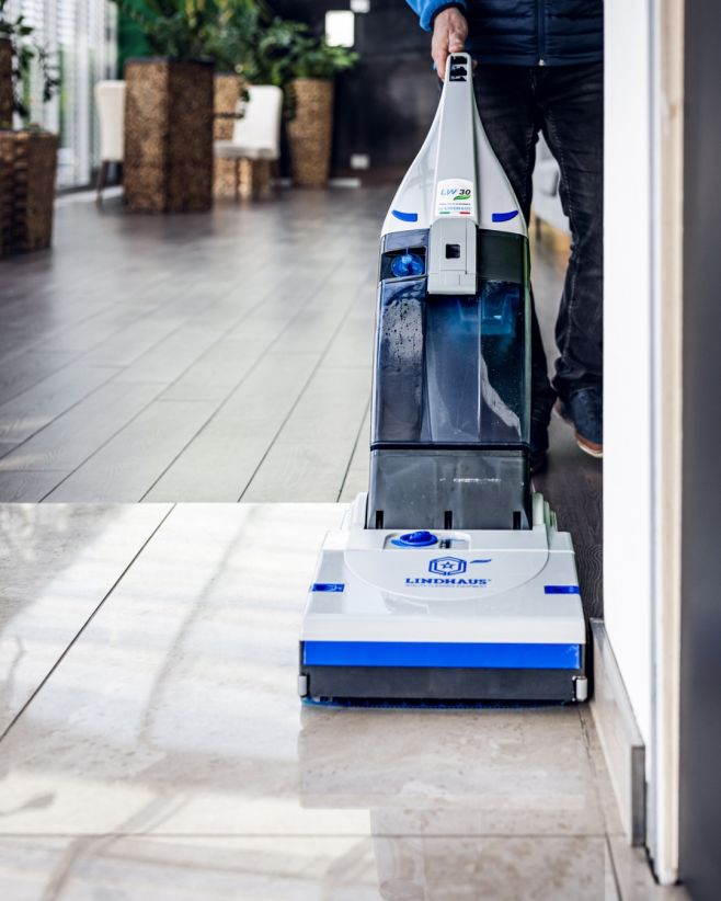 Hotelové recepce a deštivé počasí? Žádný problém. Stroje Lindhaus zvládnou během pár minut vyčistit a vysušit podlahu u...